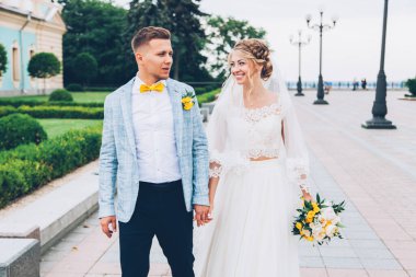 Gelinlik giymiş gelinle damadın evinde limon düğünü.