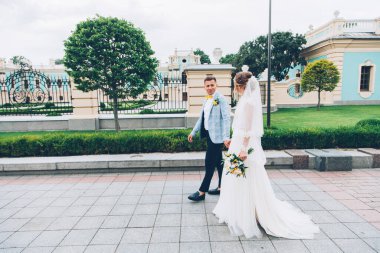 Gelinlik giymiş gelinle damadın evinde limon düğünü.