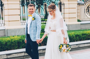 Gelinlik giymiş gelinle damadın evinde limon düğünü.