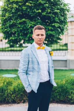 Gelinlik giymiş gelinle damadın evinde limon düğünü.