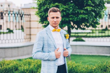 Gelinlik giymiş gelinle damadın evinde limon düğünü.