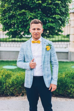 Gelinlik giymiş gelinle damadın evinde limon düğünü.