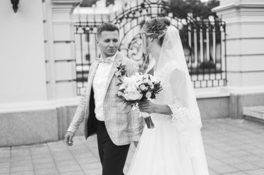 Gelinlik giymiş gelinle damadın evinde limon düğünü.