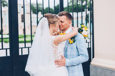 Gelinlik giymiş gelinle damadın evinde limon düğünü.