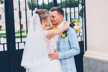 Gelinlik giymiş gelinle damadın evinde limon düğünü.