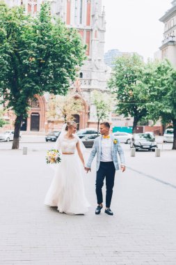 Gelinlik giymiş gelinle damadın evinde limon düğünü.