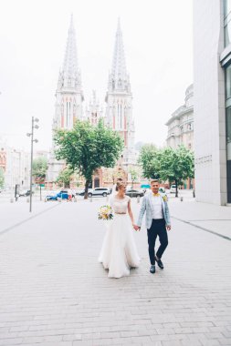 Gelinlik giymiş gelinle damadın evinde limon düğünü.