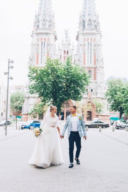 Gelinlik giymiş gelinle damadın evinde limon düğünü.