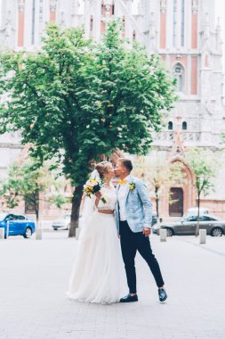 Gelinlik giymiş gelinle damadın evinde limon düğünü.