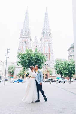 Gelinlik giymiş gelinle damadın evinde limon düğünü.