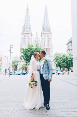 Gelinlik giymiş gelinle damadın evinde limon düğünü.