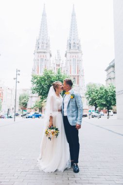 Gelinlik giymiş gelinle damadın evinde limon düğünü.