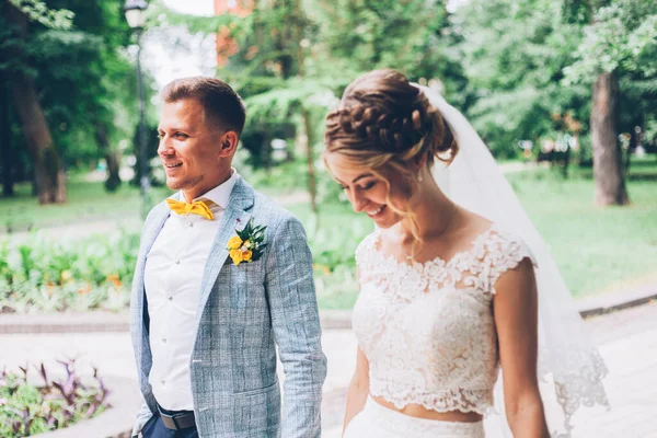 Zitronenhochzeit Beim Bräutigam Mit Der Braut Brautkleid — Stockfoto