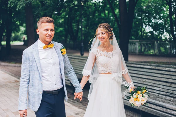 Lemon Pernikahan Pengantin Pria Dengan Pengantin Wanita Dalam Gaun Pengantin — Stok Foto