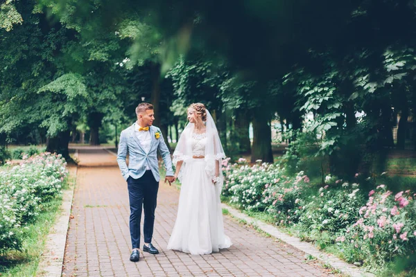 Lemon Pernikahan Pengantin Pria Dengan Pengantin Wanita Dalam Gaun Pengantin — Stok Foto