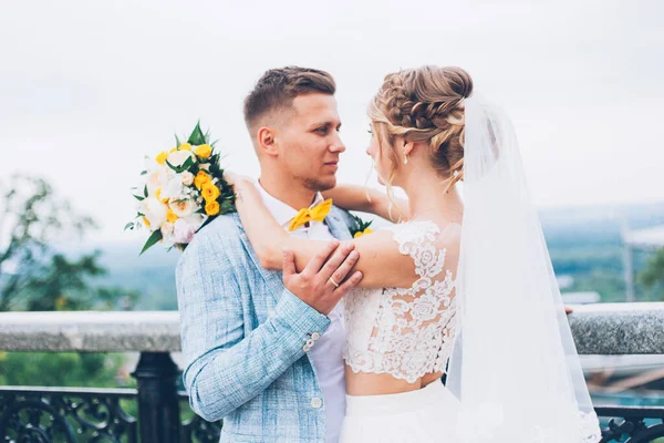 Zitronenhochzeit Beim Bräutigam Mit Der Braut Brautkleid — Stockfoto