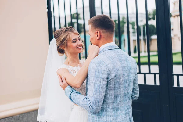 Matrimonio Limone Dallo Sposo Con Sposa Abito Sposa — Foto Stock