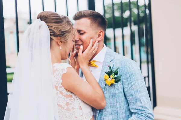 Matrimonio Limone Dallo Sposo Con Sposa Abito Sposa — Foto Stock