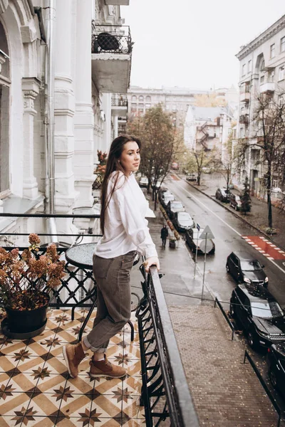 Фотосессия Красивой Девушки Белой Рубашке Балконе — стоковое фото
