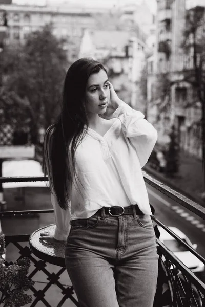Фотосесія Красивої Дівчини Білій Сорочці Балконі — стокове фото
