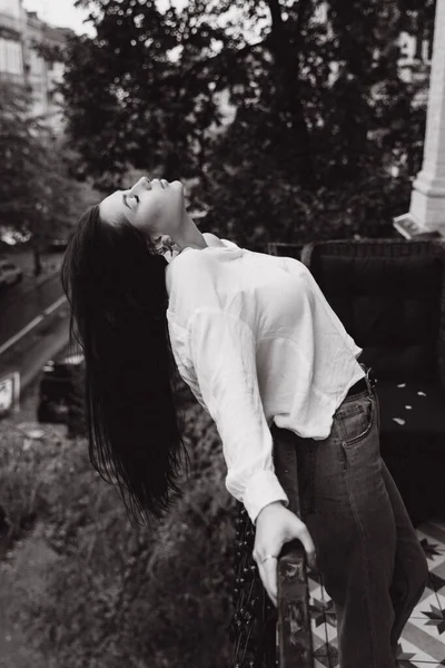 Fotografia Uma Menina Bonita Uma Camisa Branca Varanda — Fotografia de Stock