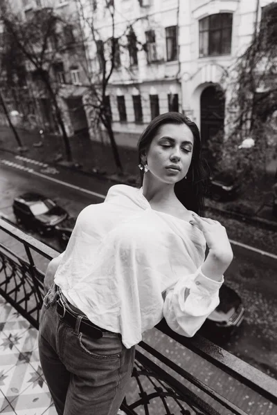 Fotografia Uma Menina Bonita Uma Camisa Branca Varanda — Fotografia de Stock