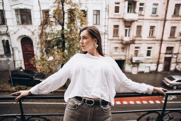 Fotografia Uma Menina Bonita Uma Camisa Branca Varanda — Fotografia de Stock