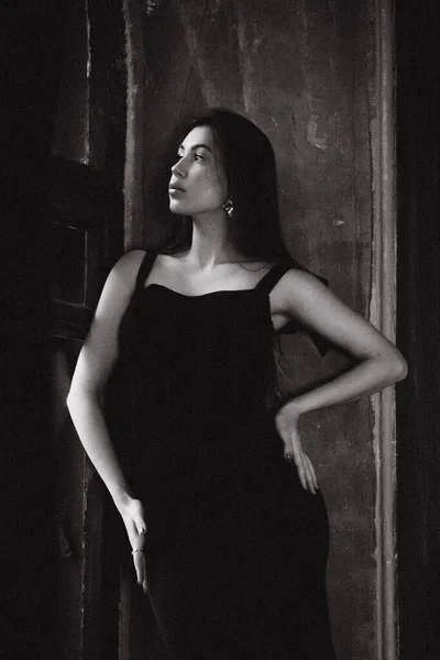 Φωτογράφηση Μόδας Φωτογραφείο Ενός Όμορφου Κοριτσιού Μαύρο Φόρεμα — Φωτογραφία Αρχείου
