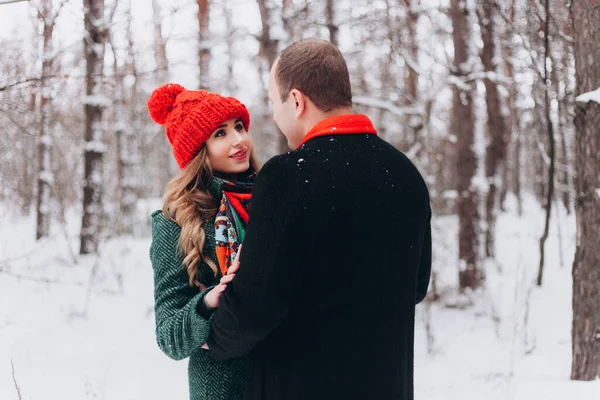 Couple Hiver Enneigé Marchant Dans Forêt — Photo