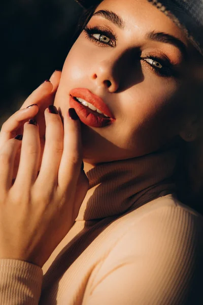 Modelo Menina Bonita Elegante Com Maquiagem Vestido Bege Lenço Forma — Fotografia de Stock