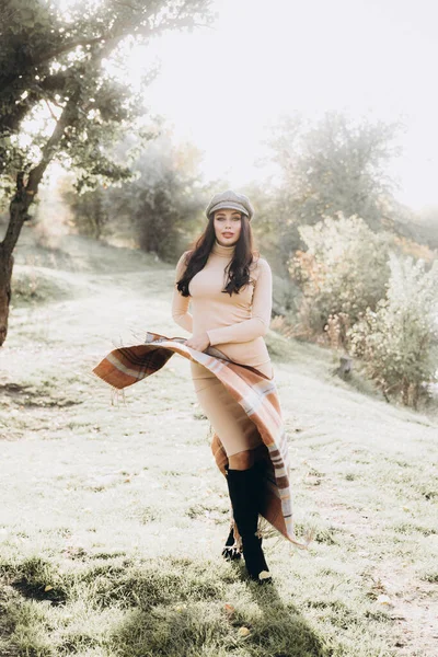 Modelo Menina Bonita Elegante Com Maquiagem Vestido Bege Lenço Forma — Fotografia de Stock