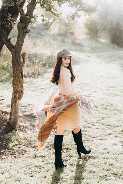 Modelo Menina Bonita Elegante Com Maquiagem Vestido Bege Lenço Forma — Fotografia de Stock