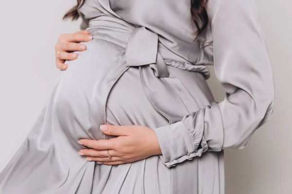 Φωτογράφηση Εγκυμοσύνης Ενός Όμορφου Ζευγαριού Μελλοντικοί Γονείς Γκρι Φόρεμα Και — Φωτογραφία Αρχείου