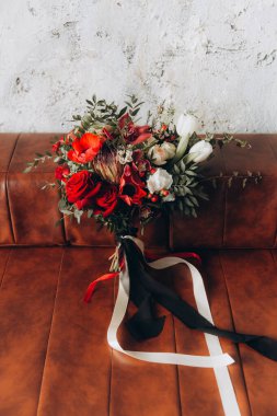 Siyah dekorlu şölen masası, mumlar, pasta ve çiçekler, marsal ve garnet, altın çatal bıçak takımı.