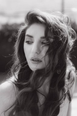 Güzel, şık ve zarif kız esmer, model, makyaj ve şeftali rengi ipek elbise içinde kıvırcık saçlı moda tarzında bir dergi fotoshoot için..