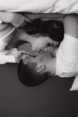 Gelin ve damadın güzel, duygusal ve neşeli buluşmaları beyaz giysiler içinde odada.