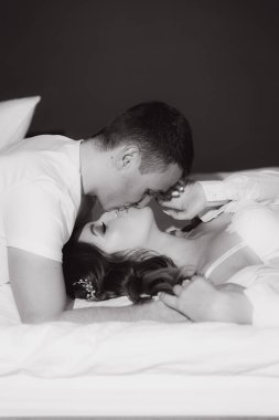 Gelin ve damadın güzel, duygusal ve neşeli buluşmaları beyaz giysiler içinde odada.