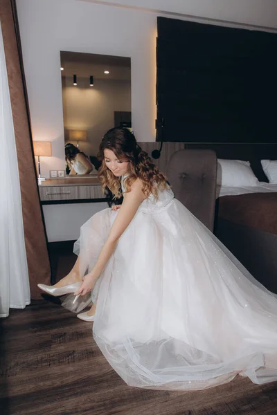 Krásné Společné Emocionální Veselá Setkání Nevěsty Ženicha Bílém Oblečení Místnosti — Stock fotografie