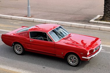 Nice, Fransa, 6 Mayıs 2025: Ford Mustang şehir merkezindeki gezinti alanında. Nice, Cote d 'Azur, Fransız Riviera