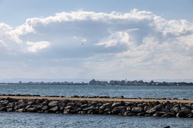Le Grau du Roi Camargue 'de, Fransa' nın La Grande Motte limanına ve şehrine bakan baharda