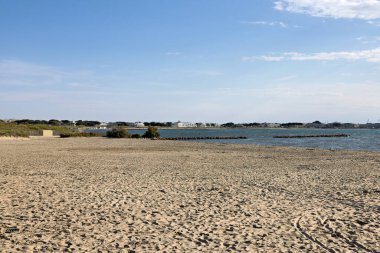 Le Grau du Roi Camargue 'de, sahile, körfeze ve marinaya bakan, baharda Fransa