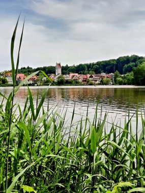 Bad Waldsee, Baden-Wuerttemberg 'de küçük bir kasaba, Yukarı Swabia, gölün karşısından görüldü.