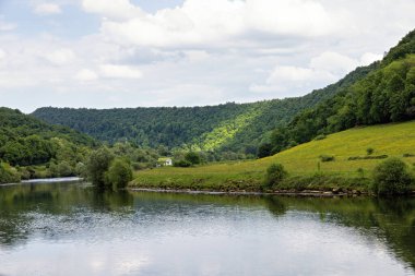 Bahar güneşinde Burgundy 'de bir nehir manzarası, Fransa