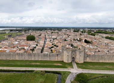 Aigues Mortes, Camargue, Provence, Fransa 'nın Eski ve tarihi şehir duvarının insansız hava aracı fotoğrafı