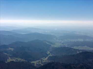 İlkbaharda Schliengen yakınlarındaki Blauen Dağı manzaralı Kara Orman, insansız hava aracı fotoğrafı.