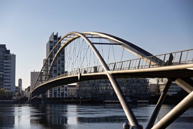 Almanya 'da Weil am Rhein ile Fransa' da Huningue arasındaki Ren Nehri üzerindeki yaya köprüsü.
