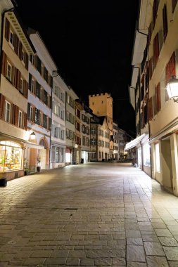 İsviçre 'nin tarihi şehir merkezi Rheinfelden' in gece manzarası