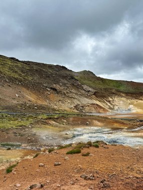 Yaz aylarında sıcak, buharlı su ve sülfür rezervleriyle İzlanda 'da krater manzarası