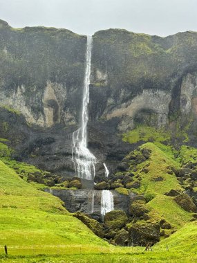 Yazın İzlanda 'da şelaleli krater manzarası