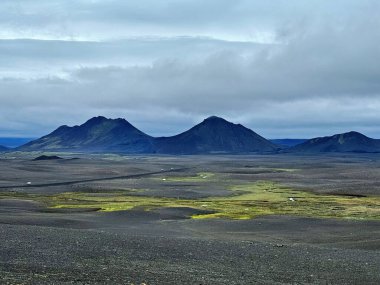 Yazın krater kenarında siyah lav bulunan İzlanda 'daki krater manzarası